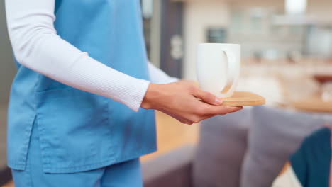 cuidador que sirve té y galletas a un paciente anciano
