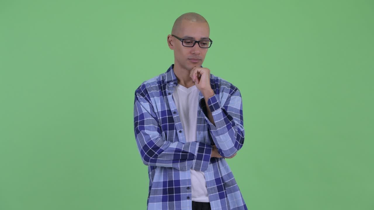 hombre calvo hipster estresado con gafas