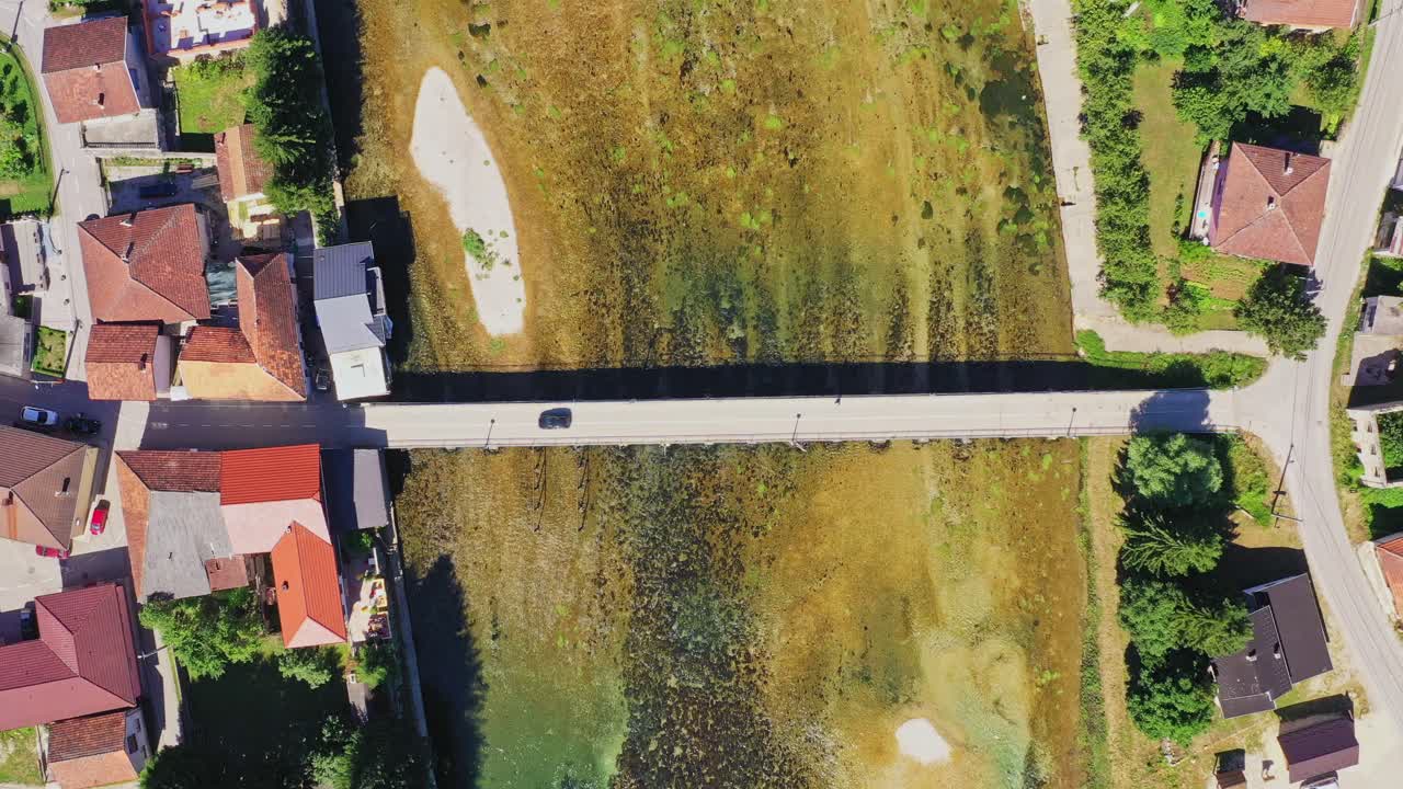 자동차 횡단 다리 강 kulen vakuf, 강 una