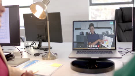 mujer de negocios afroamericana en una videollamada en la pantalla de una computadora portátil