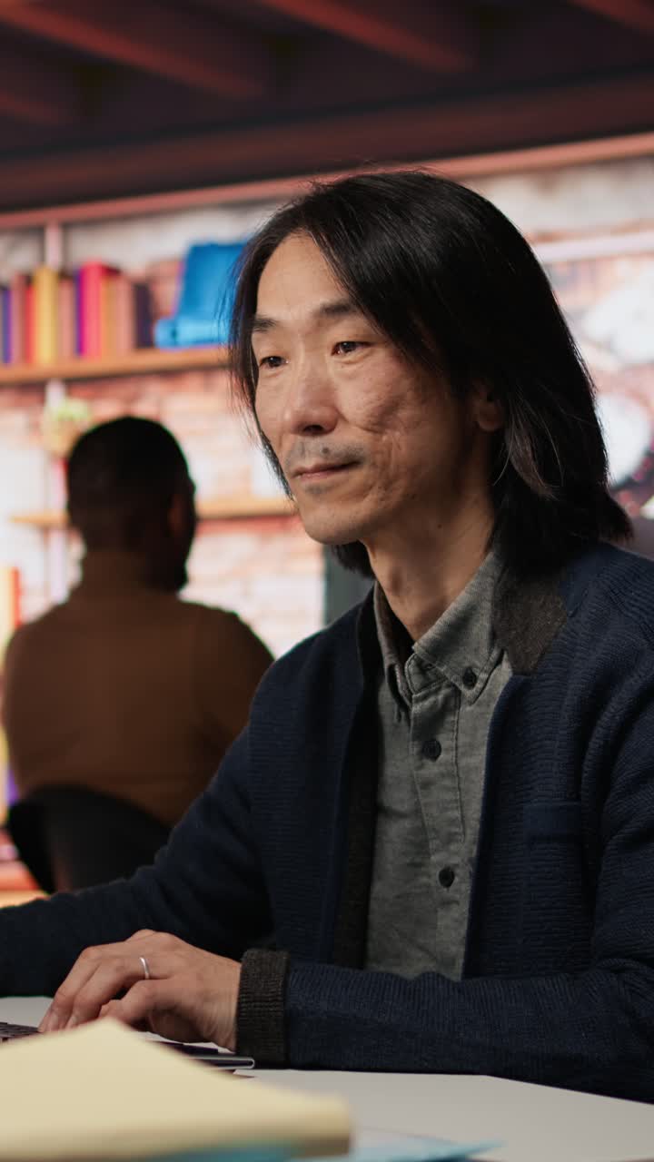 Vertical video Startup manager leveraging machine learning technology in office