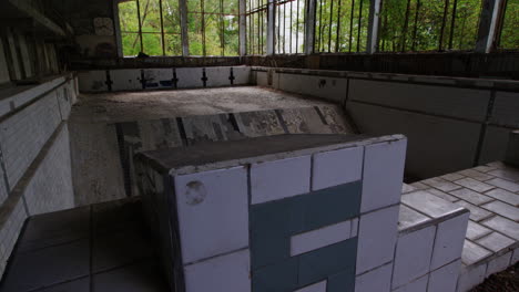 panorámica revelan la piscina abandonada durante mucho tiempo en prypiat después de la fusión del reactor nuclear de 1986 en chernobyl
