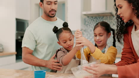 Schüssel,-Umrühren-Und-Eine-Familie-Backt-In-Der-Küche