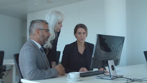 grupo de colegas serios discutiendo el proyecto