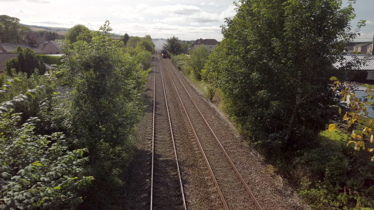 aberdonian no 60163 토네이도 빈티지 증기 기관차가 스코틀랜드 애버딘셔의 포르둔 다리 바로 아래를 지나고 있습니다.