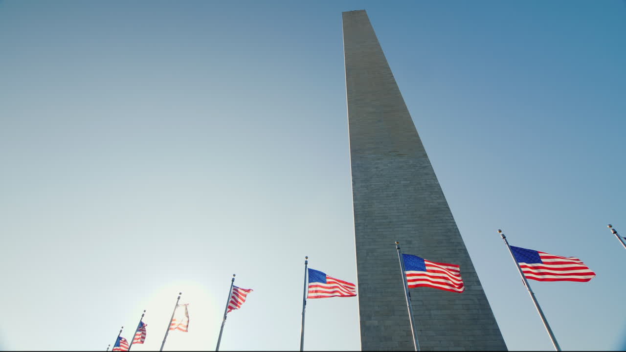 Monumento a Washington e Bandiere USA