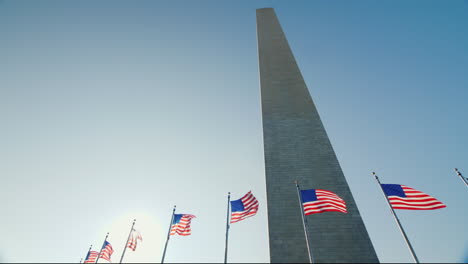 Washington-Monument-Und-Uns-Flaggen