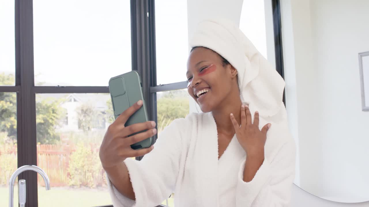 Donna birazziale felice con patch sotto gli occhi che si scatta un selfie con lo smartphone, al rallentatore