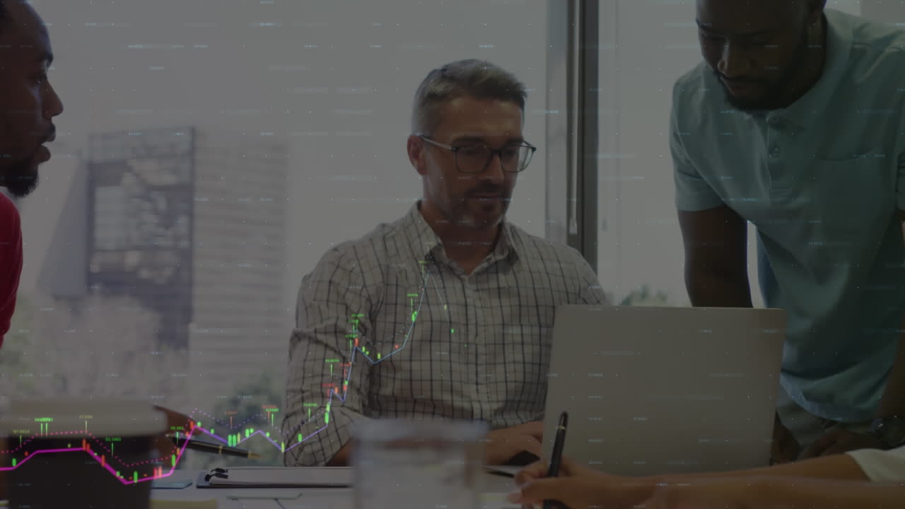 animación de datos financieros y gráficos sobre diversos empresarios que trabajan juntos en la oficina