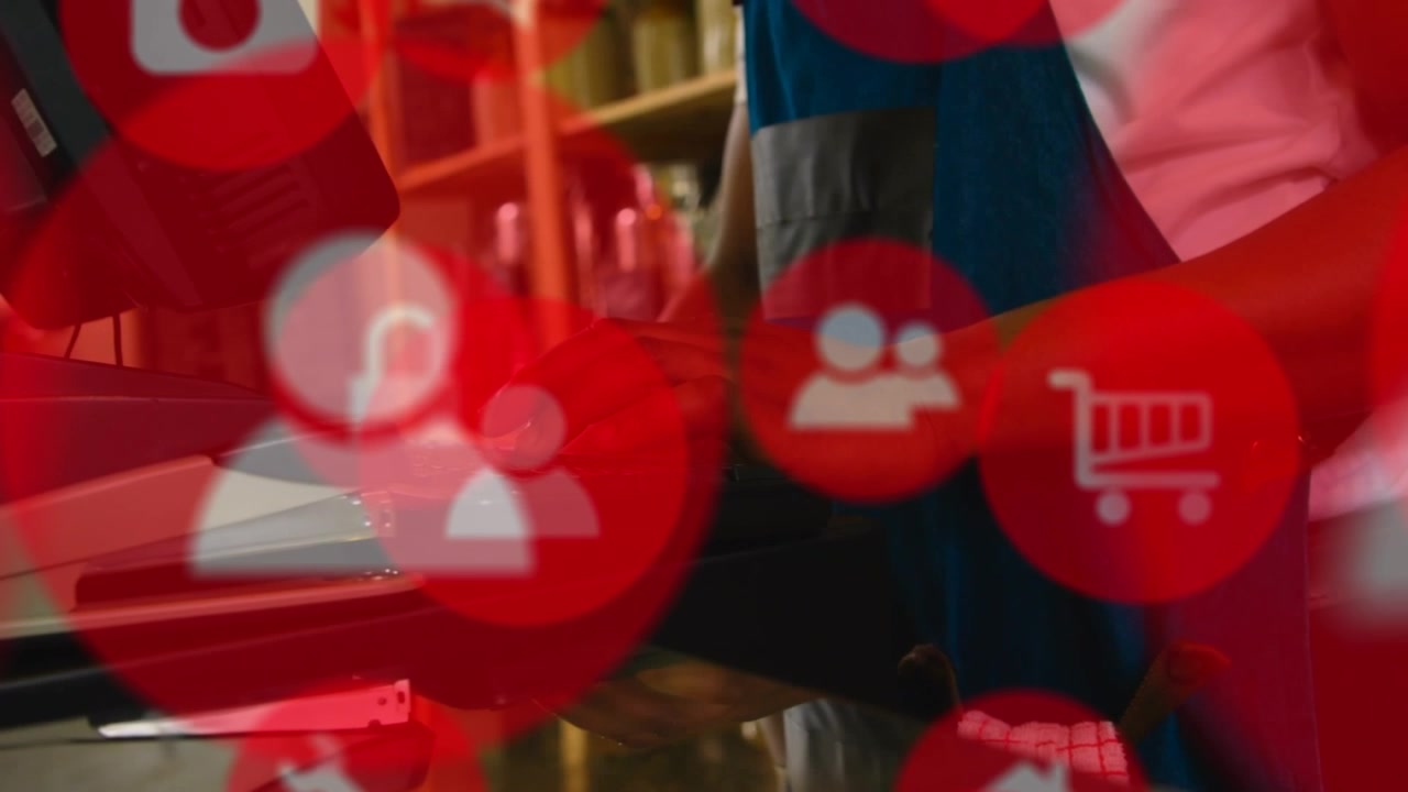 Animation af teknologiikoner over en mand, der bruger bærbar computer.