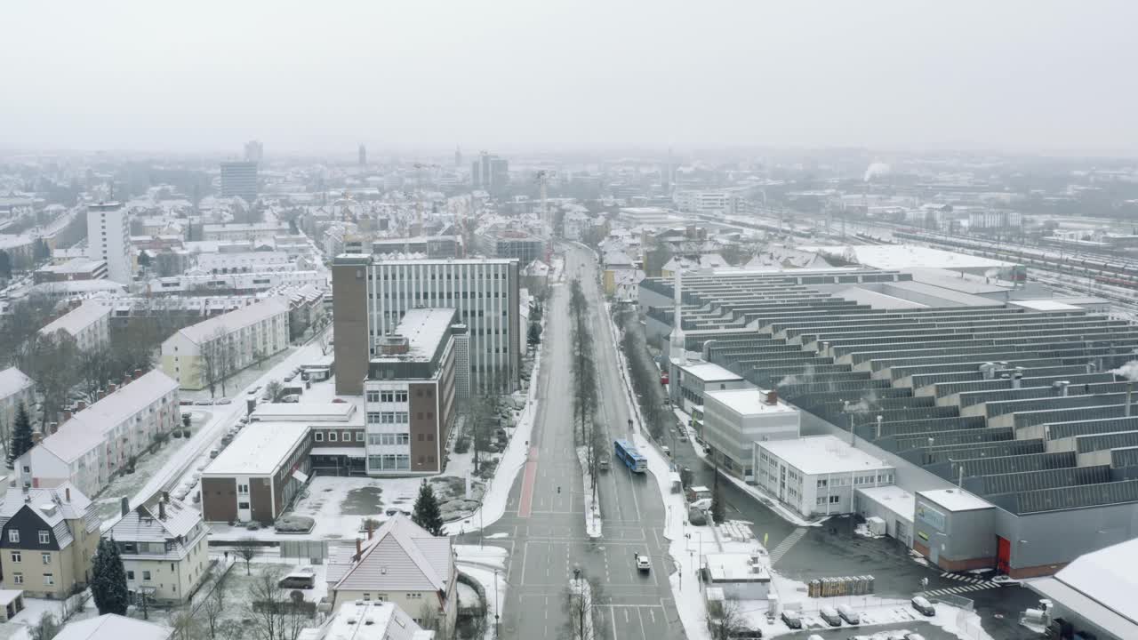 폭설 속에서 겨울 동안 학생 도시 괴팅겐의 드론 공중 전망