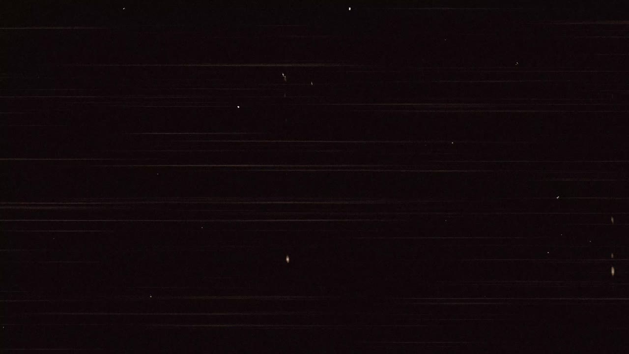 animación de múltiples líneas blancas con glitch moviéndose en un bucle sin costuras sobre fondo marrón