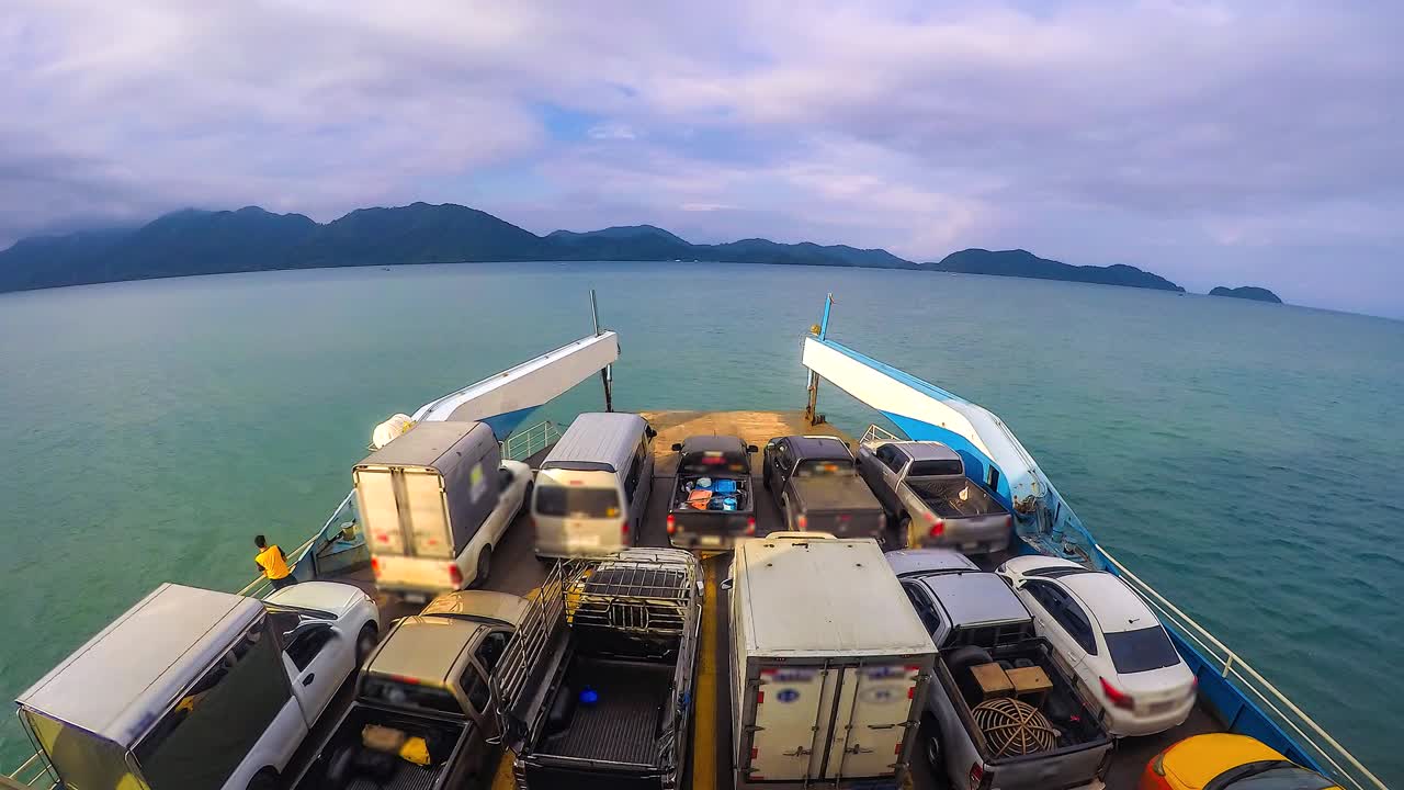 태국의 코창트라트 섬으로 향하는 페리에 탑승한 자동차