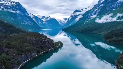 el lago lovatnet es una naturaleza hermosa de noruega.