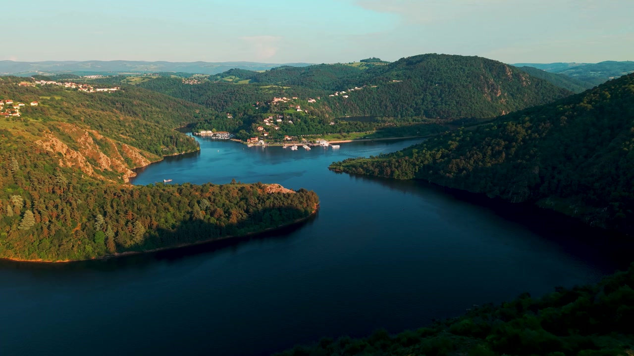 Ripresa aerea al tramonto sul fiume Loira e le Gole della Loira vicino a Saint-Étienne con il villaggio di Saint-Victor-sur-Loire sullo sfondo, dipartimento della Loira, regione Alvernia-Rodano-Alpi, Francia
