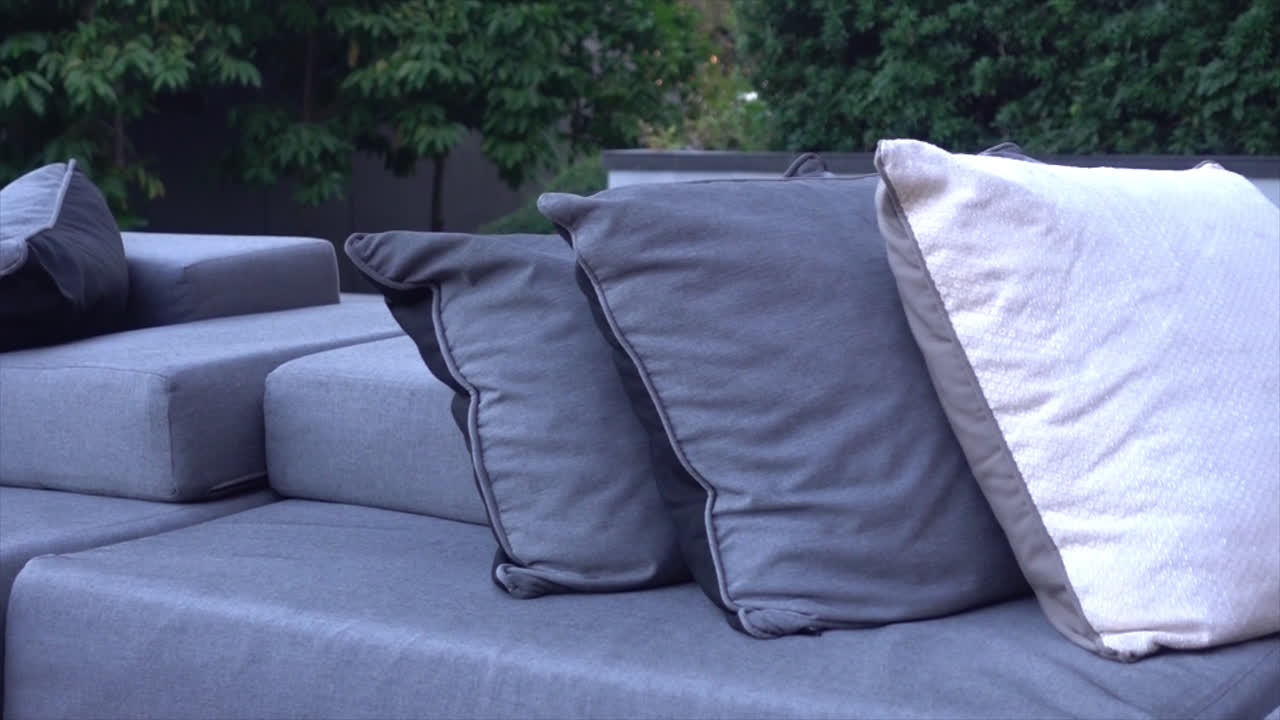 almohadas con terraza y sofá al aire libre