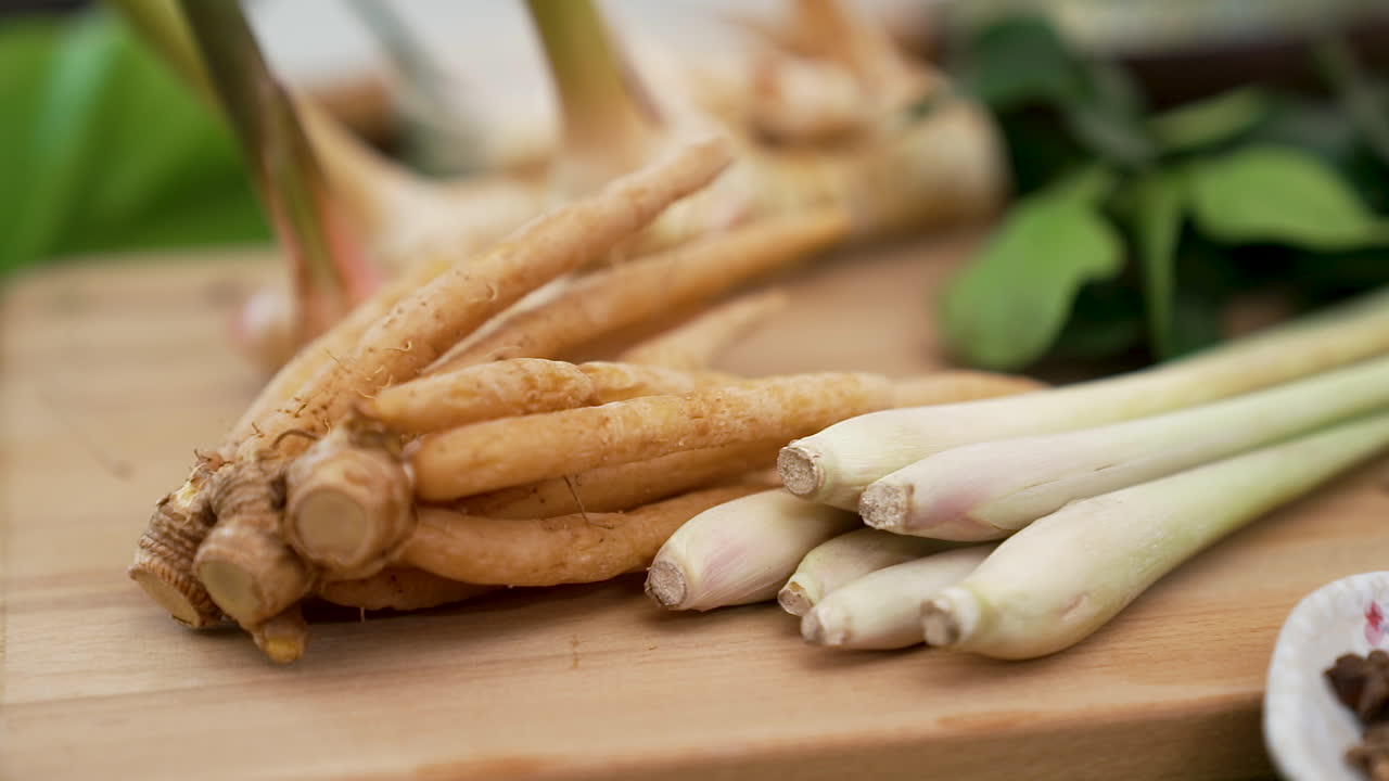 galangal, hojas de lima kaffir, fingerroot y limoncillo, ingredientes de la cocina tailandesa para la sopa tom kha