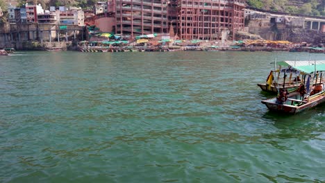 antiguo templo de peregrinación hindú en la orilla del río sagrado por la mañana desde una perspectiva diferente el video fue tomado en omkareshwar khandwa madhya pradesh india