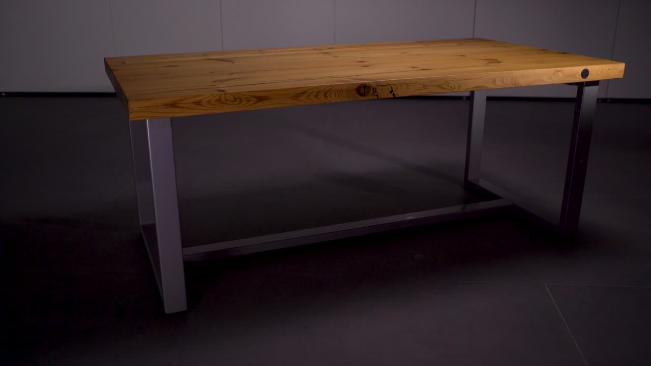 деревянный стол с металлическими ножками