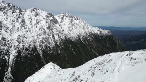 Senderismo-A-Lo-Largo-De-Picos-Nevados-En-Las-Montañas-Tatras-En-El-Parque-Morskie-Oko-En-Zakopane,-Polonia