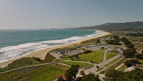 Half-Moon-Bay-California-Aerial-V3-Flyover-Francis-Beach-Campground-State-Park-Capturando-El-Paisaje-Marino-De-Verano-De-Olas-Crecientes-Y-Corrientes-De-Resaca-Olas-Rompiendo-La-Orilla---Filmado-Con-Mavic-3-Cine---Mayo-De-2022