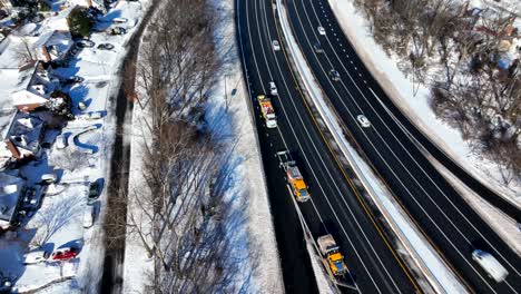 Eine-Luftaufnahme-Einer-Autobahn-Nach-Einem-Starken-Schneefall