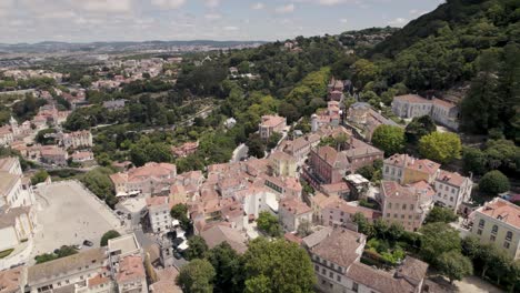 Häuser-Am-Fuße-Der-Portugiesischen-Sintra-Berge,-Portugal