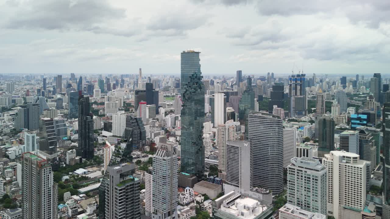 paisaje urbano de Bangkok con cielo despejado y nuboso, acercamiento