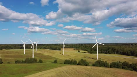 Vista-Aérea-Del-Parque-Eólico-O-Parque-Eólico,-Con-Turbinas-Eólicas-Altas-Para-Generar-Electricidad