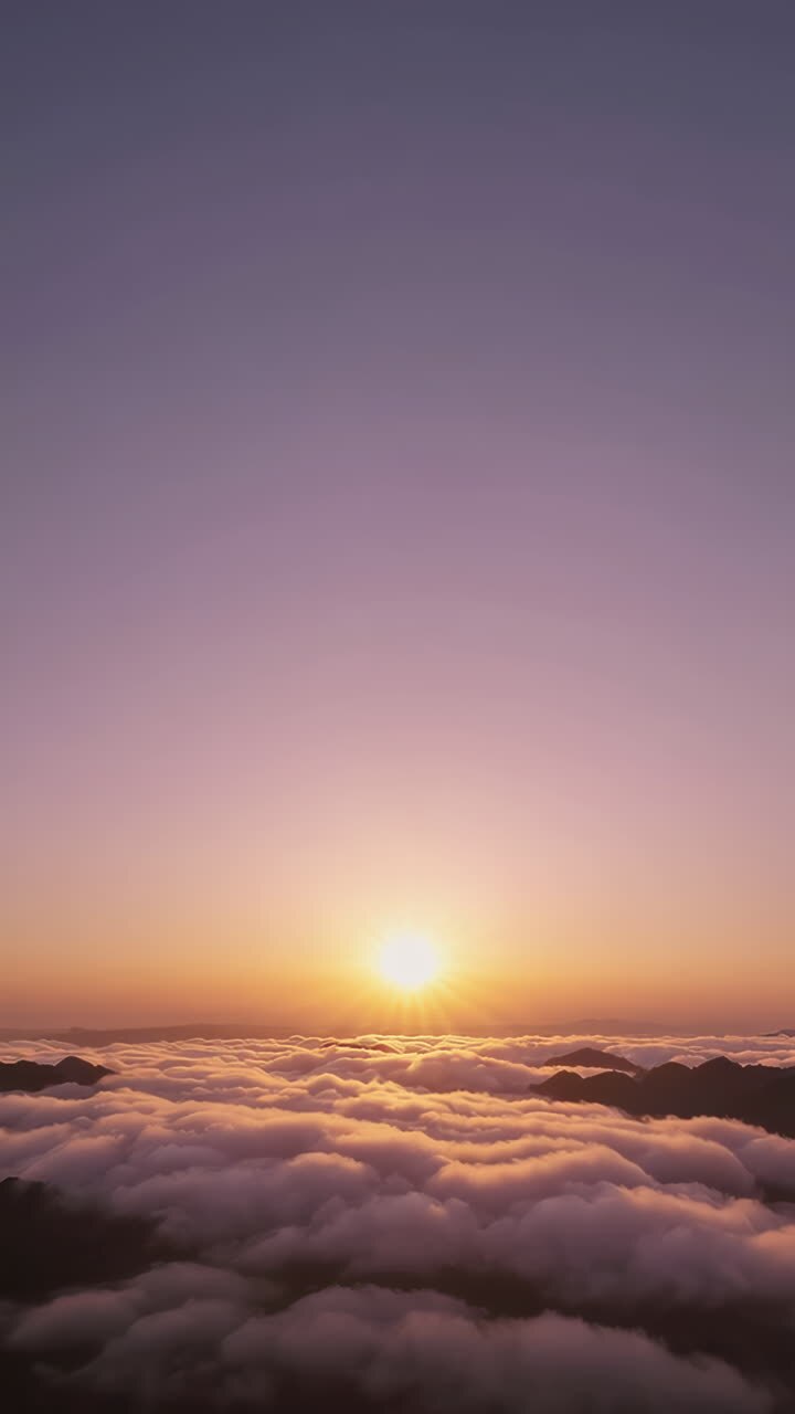El amanecer sobre las montañas de niebla