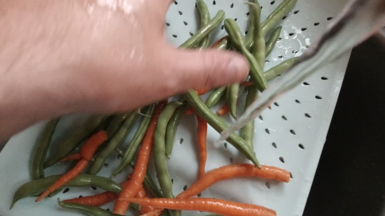 싱크대 조감도에서 남성 손 세척 국내 유기농 원키 야채