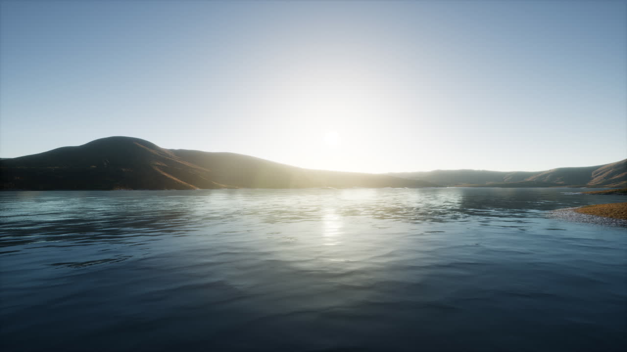 해가 지는 아름다운 평온한 호수