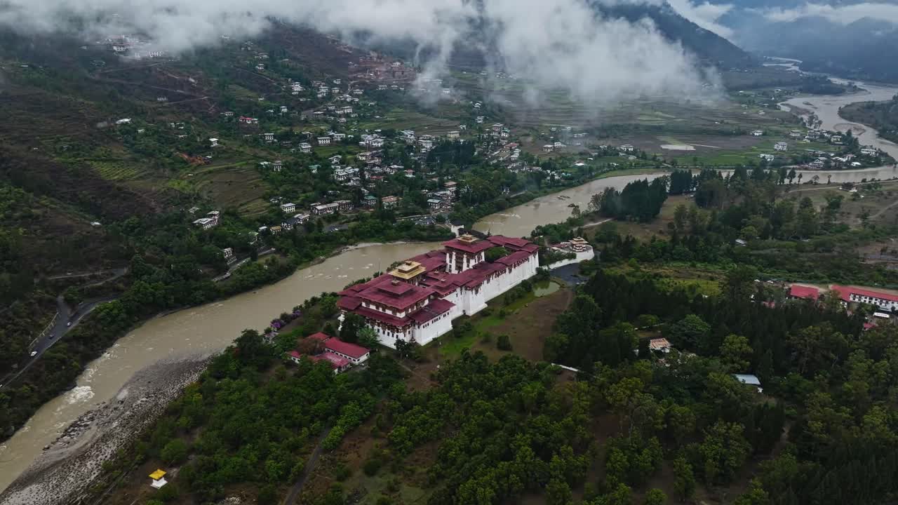 panorama aéreo del palacio de punakha dzong en las montañas del himalaya en bután, asia del sur