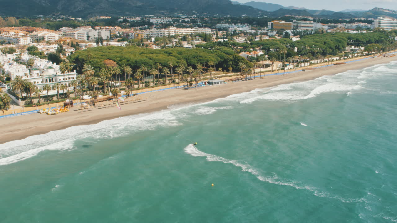 Kitesurfer 4K nel Mar Mediterraneo, Marbella Costa del Sol, Andalusia, aerea