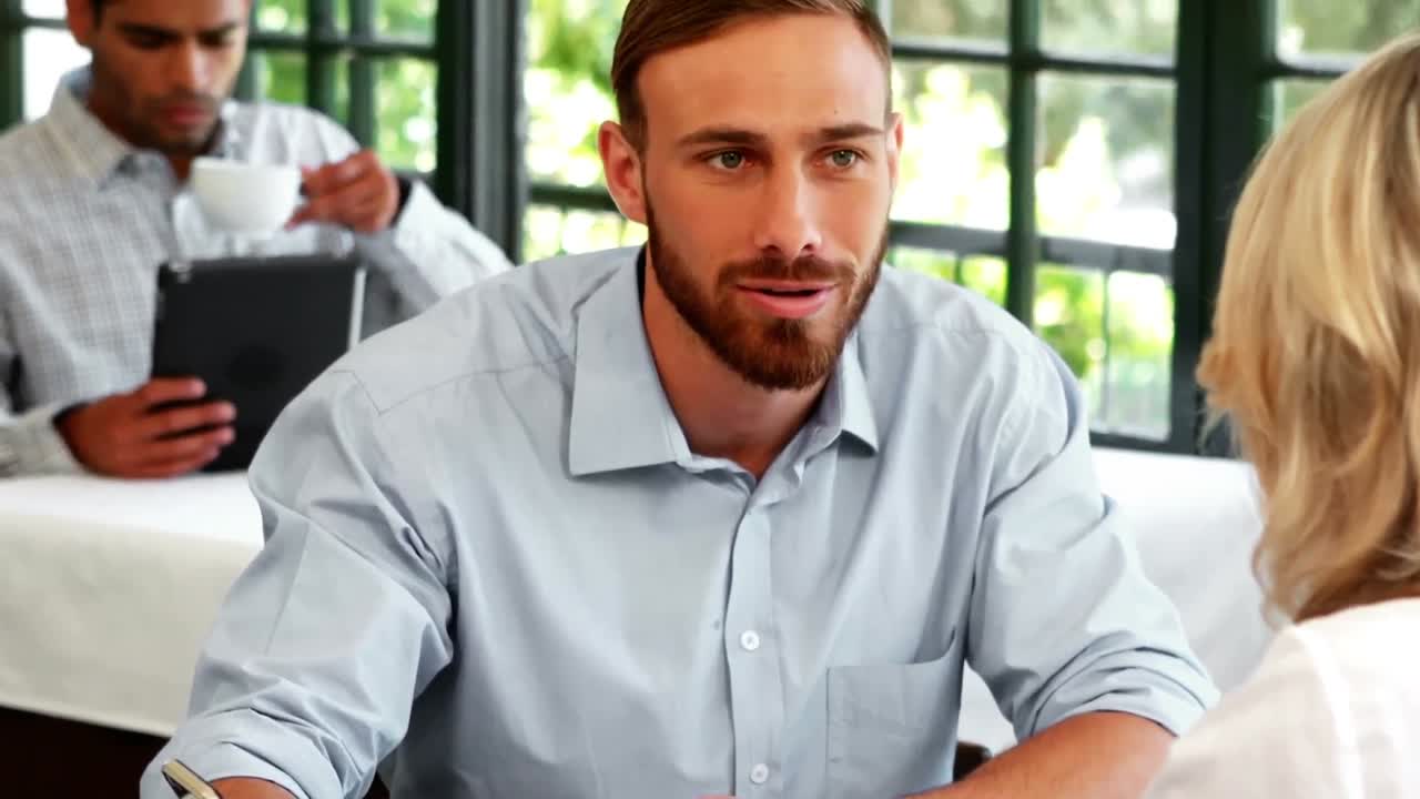 Professionisti che usano il telefono cellulare tra loro