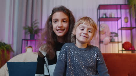 hermanas niños niños usando computadora portátil, haciendo videoconferencia por cámara web, disfrutando de una conversación agradable