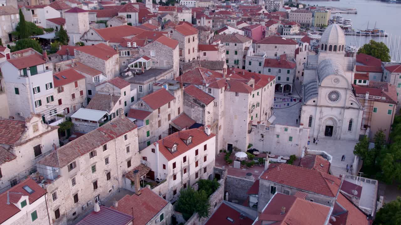 Vista drone della città medievale di Sebenico con la Cattedrale di San