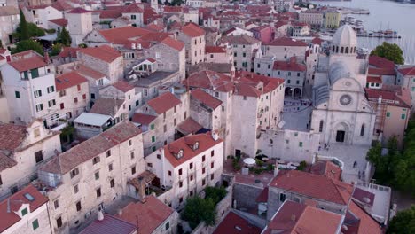vista de la ciudad medieval de sibenik con la catedral de st.