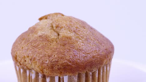 Muffins-Banane-Mit-Weißem-Hintergrund-Flachen-Fokus-Und-Langsam-Drehend