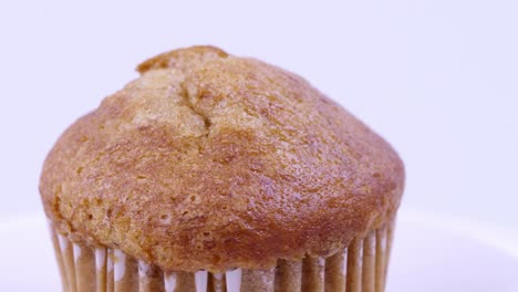 muffins banana con fondo blanco enfoque superficial y girando lentamente