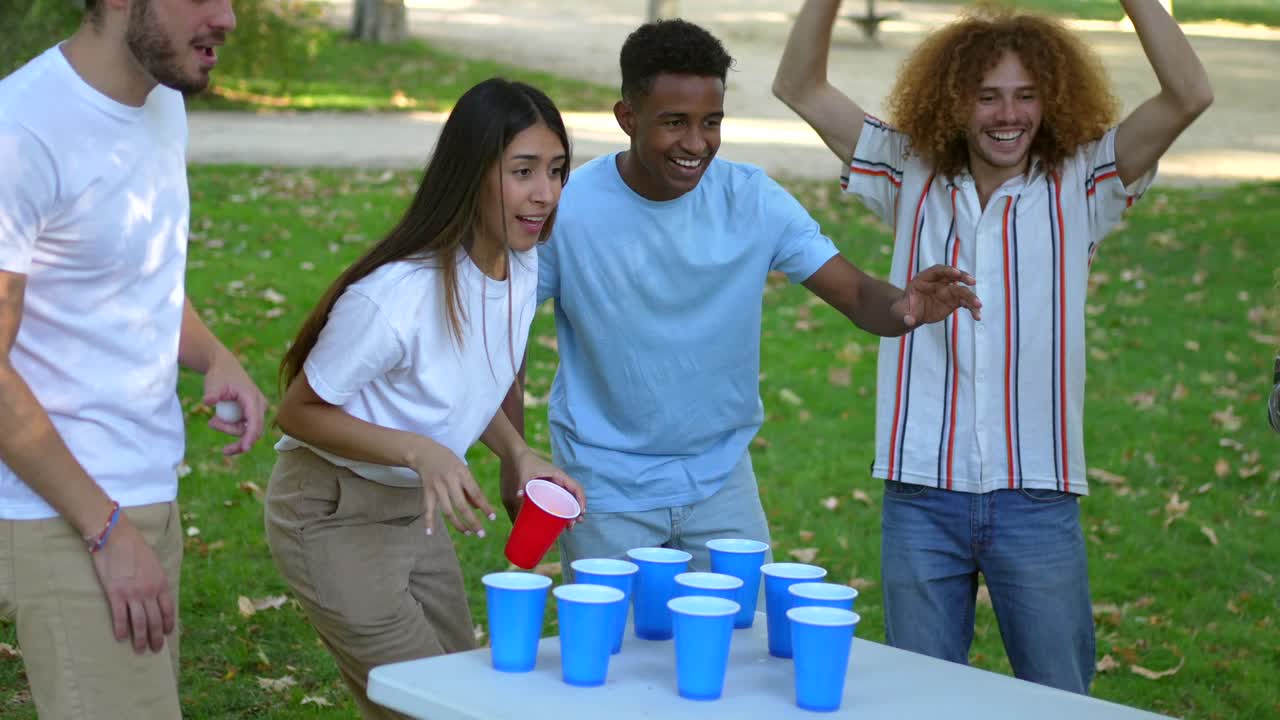amigos jugando al beer pong al aire libre