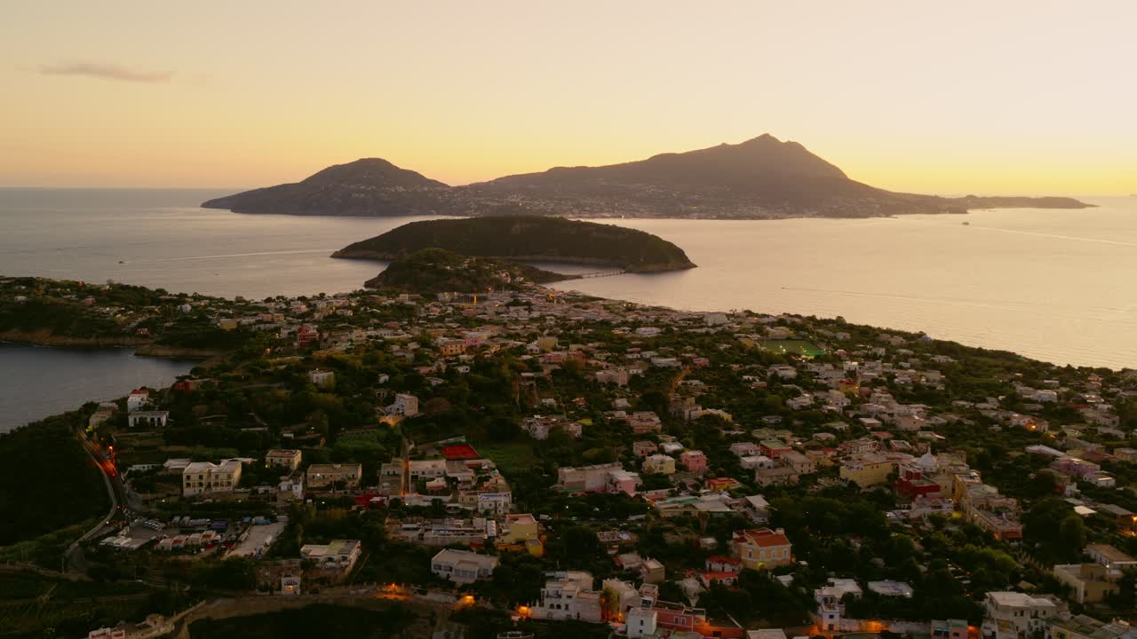 Ilha Italiana De Procida Ao Pôr Do Sol Na Itália - Imagem Aérea