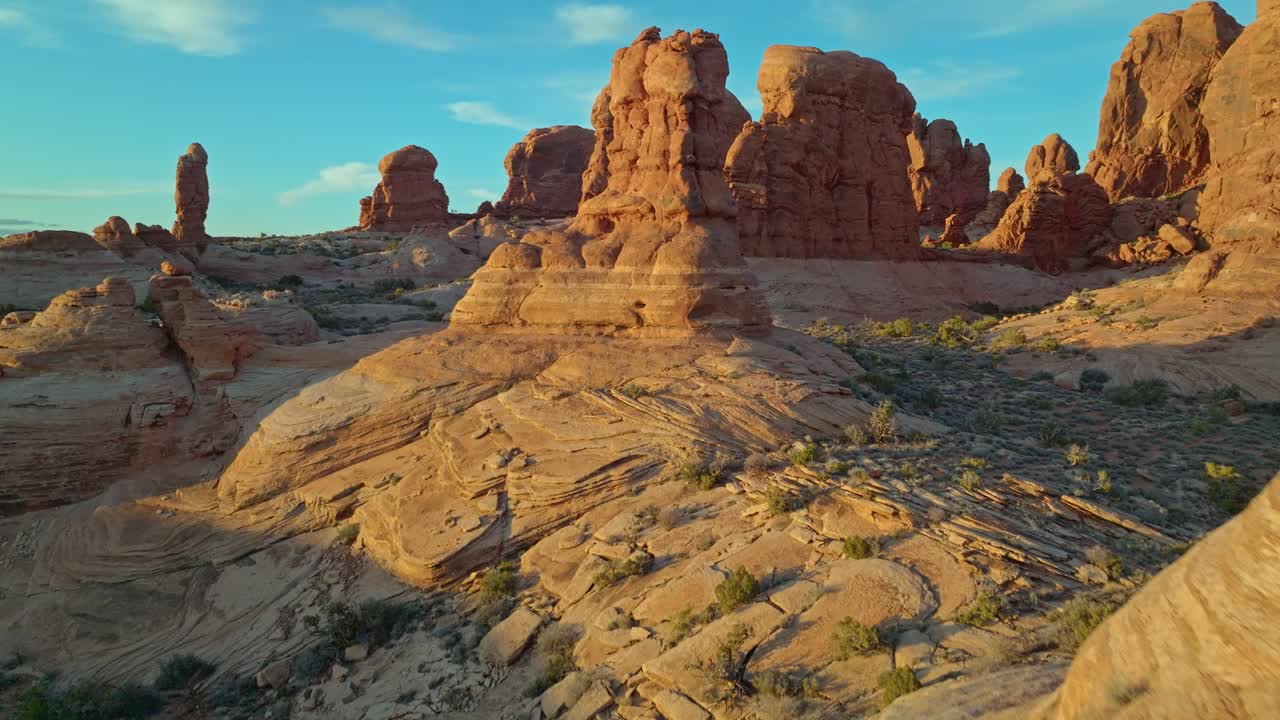Volando attraverso i pinnacoli del Parco Nazionale degli Arches nello Utah, Stati Uniti