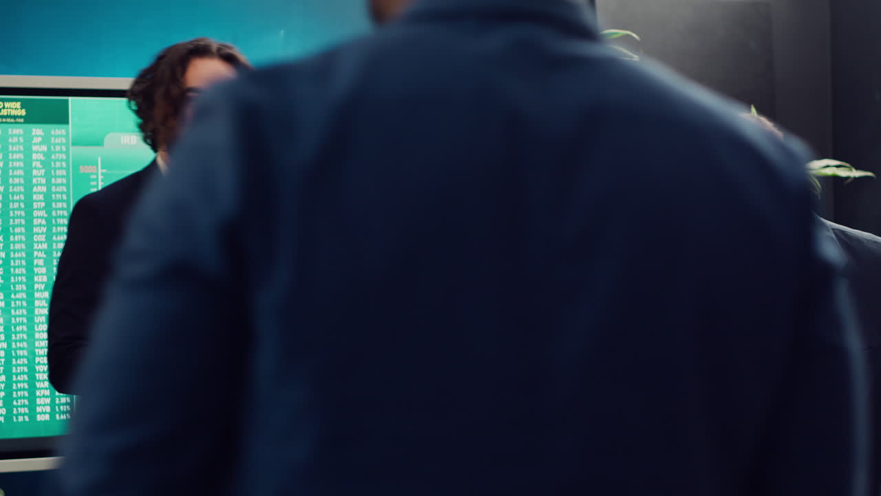 director ejecutivo saludando a sus empleados en una sala de juntas