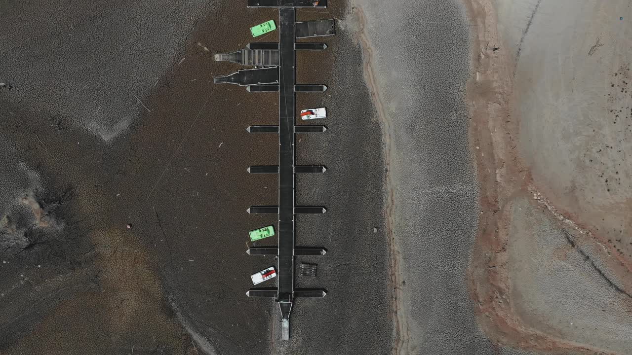 depósito vacío y muelle vacío en suelo agrietado