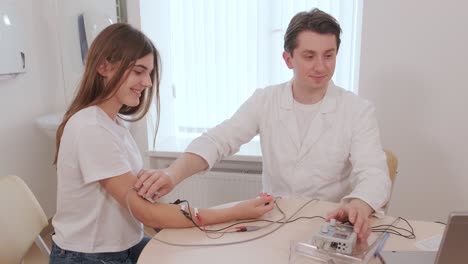 pruebas de nervios del paciente utilizando electromiografía en el centro médico