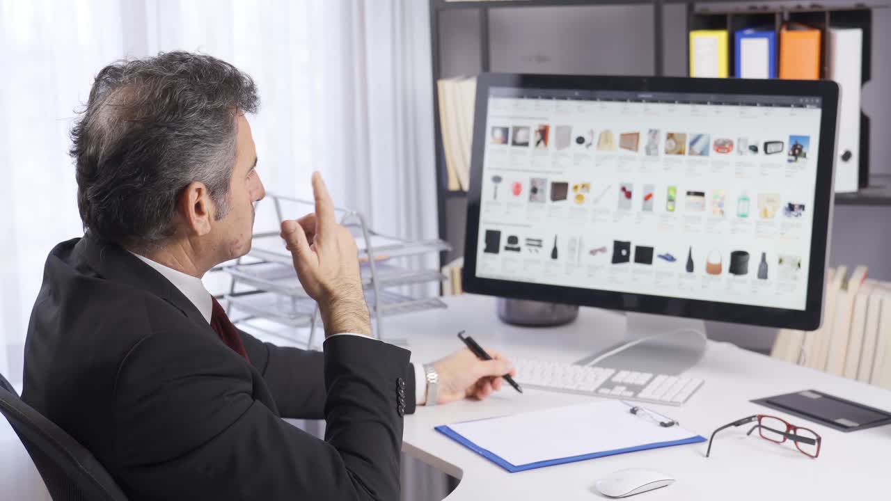 el hombre de negocios que ordena a través del comercio electrónico está buscando precios asequibles.