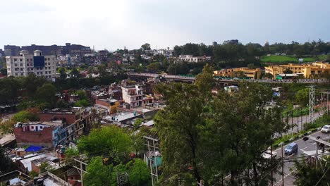 arquitectura de la ciudad hermoso edificio cielo azul nublado pájaros voladores en el fondo en una ciudad pequeña