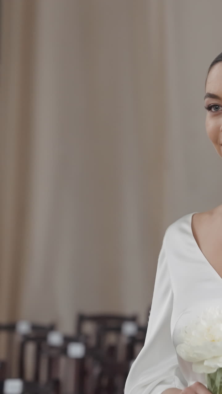 novia en un vestido de novia en una iglesia