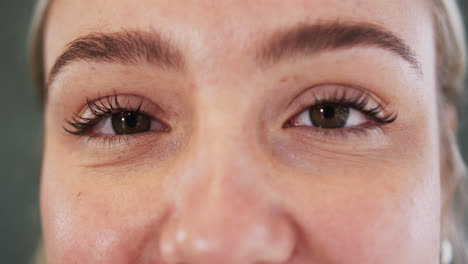 retrato en primer plano de los hermosos ojos de una joven caucásica en un estudio de yoga